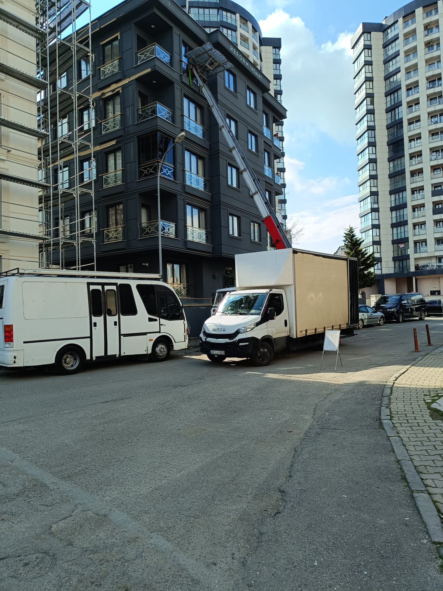 İstanbul'da dış cephe asansörüyle yapılan taşıma operasyonu