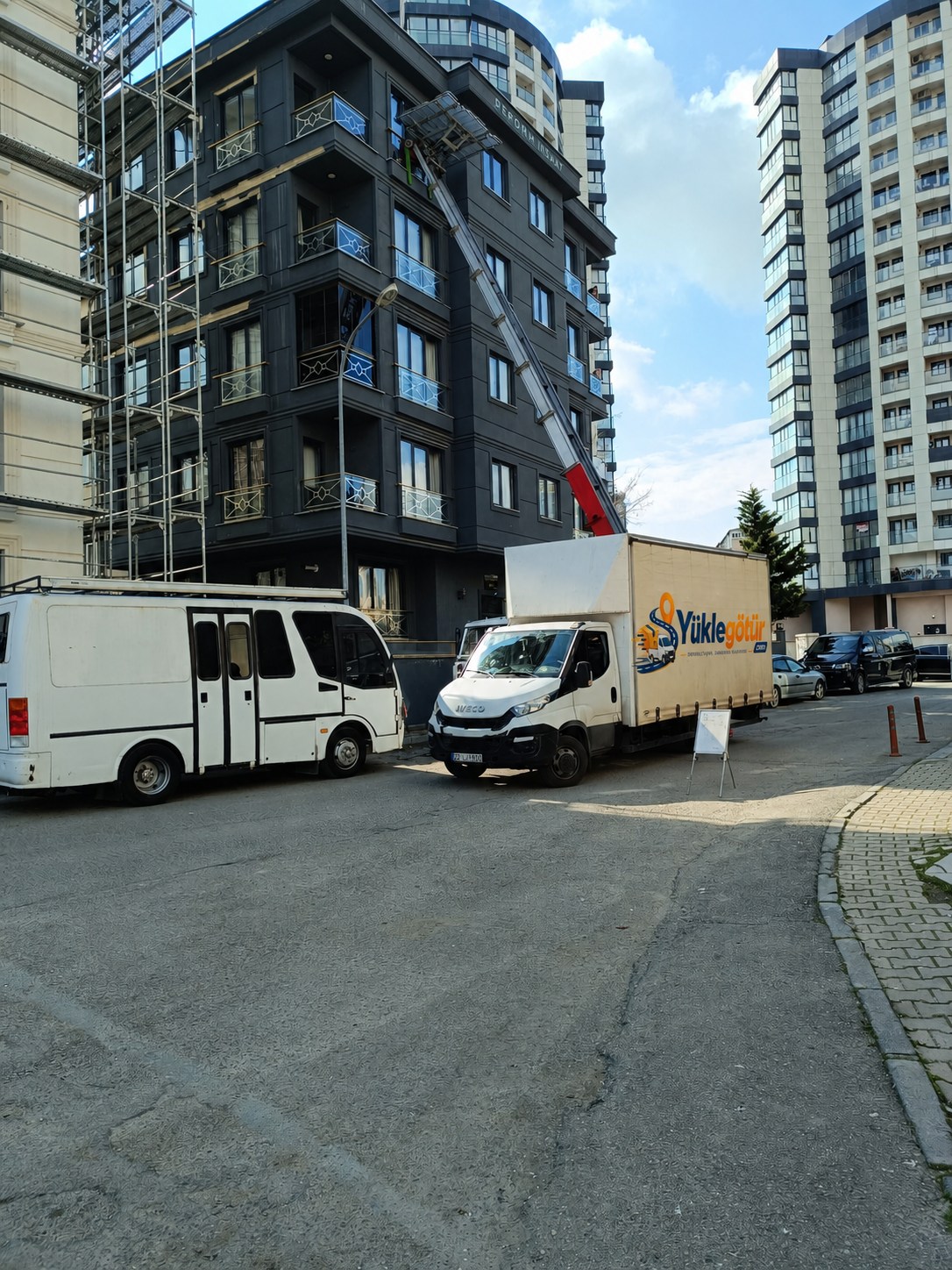 Yüklegötür logolu kapalı kasa kamyonla İstanbul'da asansörlü nakliyat operasyonu